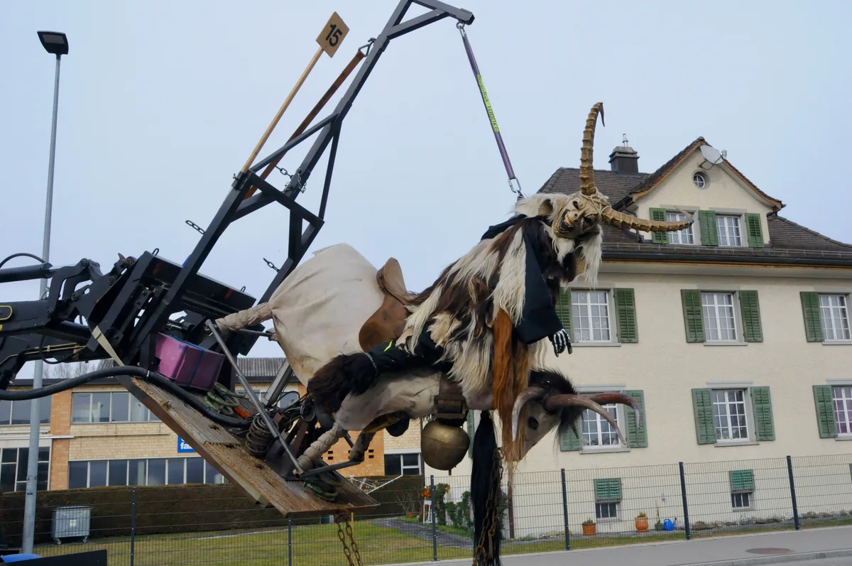 Man sieht einen Fasnachtsumzug.